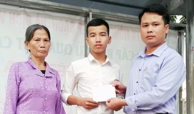 Trao tiền giúp đỡ học sinh khó khăn bị vật 'lạ' phát nổ