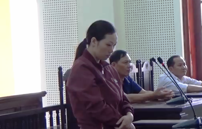 'Người nhà' chủ tịch tỉnh gục khóc nức nở khi bị tuyên án tù