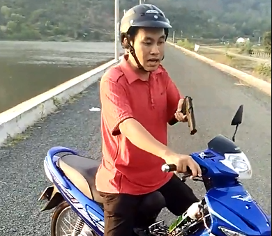 Dọa dân bằng súng giả, bị kỷ luật thật
