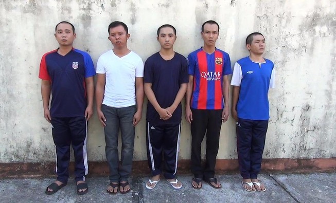 Mang đao, kiếm đi... xin việc