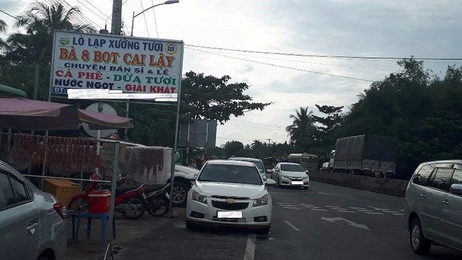 Chủ quán Bà Tám BOT Cai Lậy đến làm việc với công an