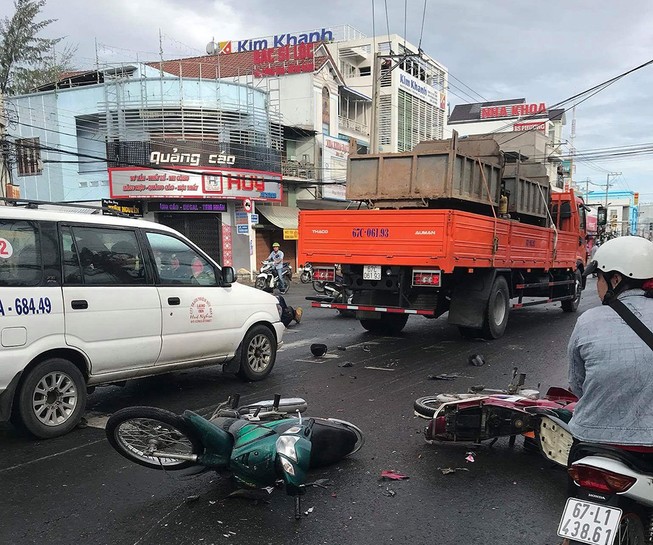 Xe tải 'lùa' 8 xe gắn máy khi đổ dốc cầu, 10 người bị thương