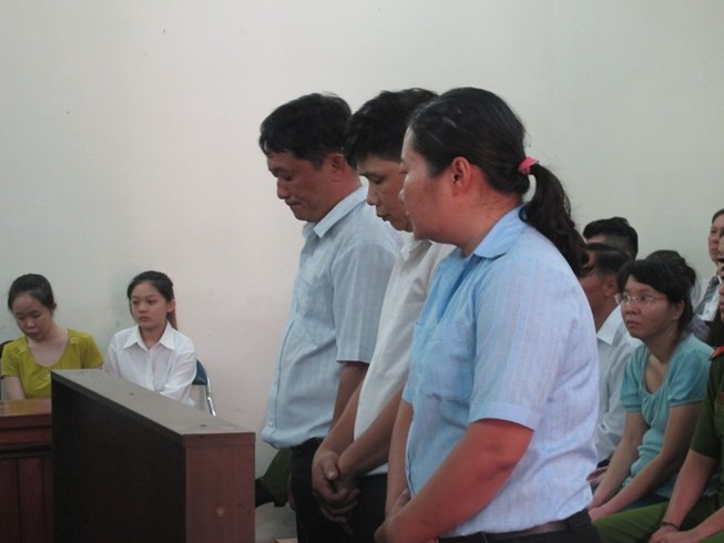 Hai cán bộ bán thiết bị dỏm cho trường tiểu học lãnh án