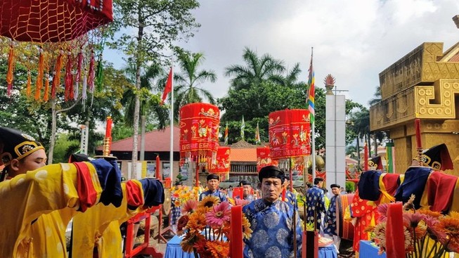Hàng ngàn người đổ về Suối Tiên dâng hương ngày giỗ Tổ