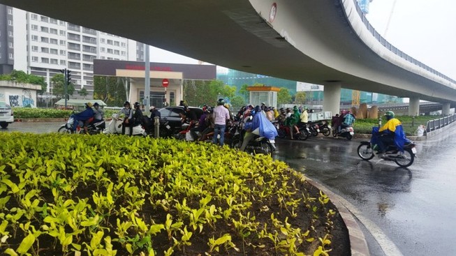Người Sài Gòn hả hê với cơn mưa bất chợt