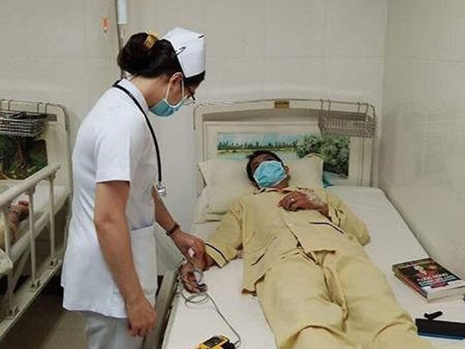 Cô chú ơi, hãy cứu thầy con với!
