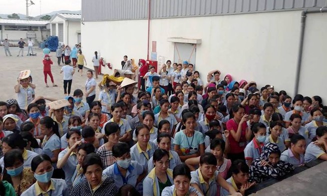 Công nhân đình công vì người thân chết phải báo trước