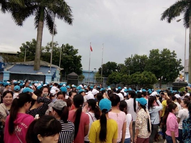 Công nhân đình công vì chỉ có 10 phút ăn cơm