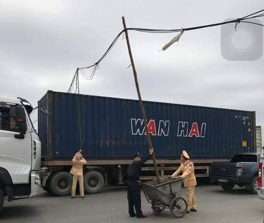 CSGT làm “cột điện sống” giữa đường