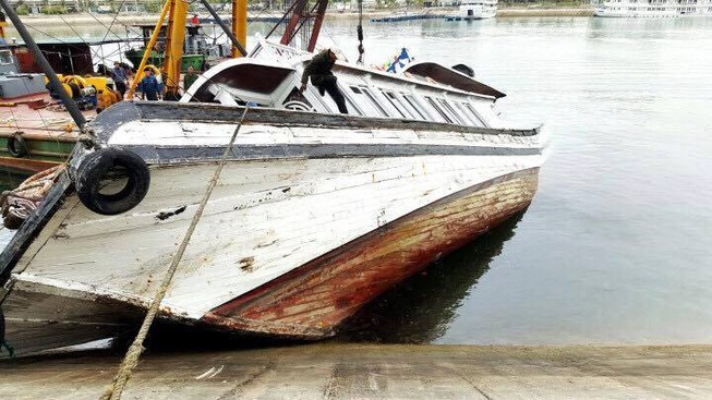 Tàu du lịch bị đắm khi đang neo đậu