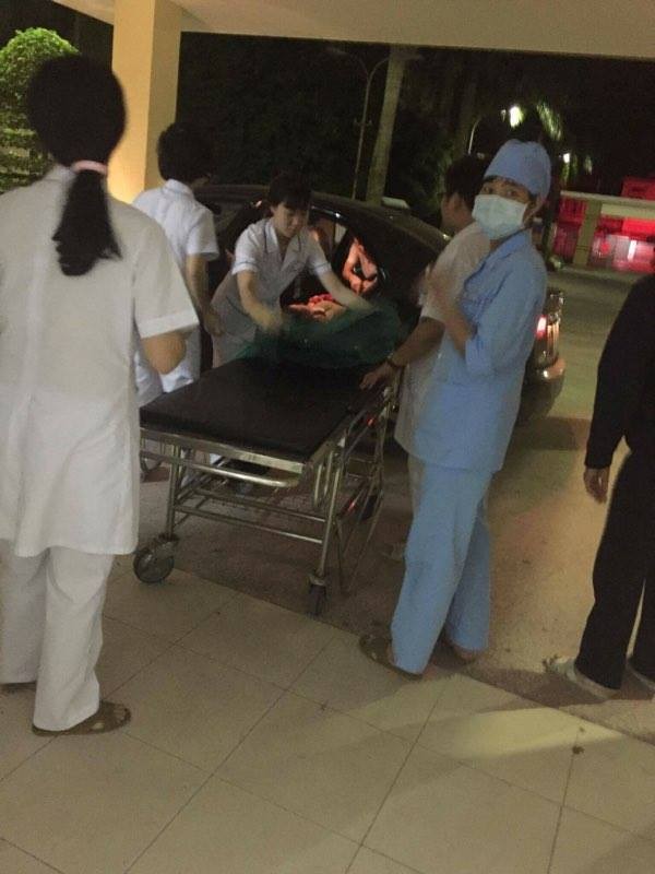 Lái xe giữa đường cứu sản phụ đẻ rơi