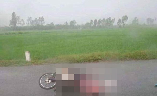 Đưa con đi học, mẹ bị sét đánh tử vong