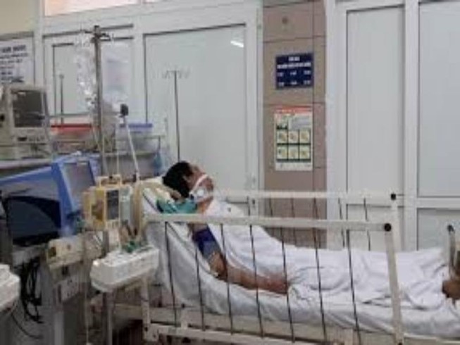 7 người ngộ độc do uống nhầm rượu ngâm thuốc bóp chân