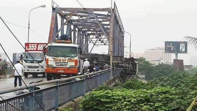 Xe tải nổ lốp tông 2 người rồi lao ra khỏi thành cầu