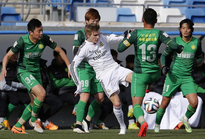 Ancalotti dùng nuôi dưỡng “thần đồng” Odegaard ra sao?