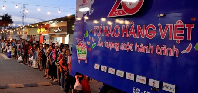 Dân Việt ùn ùn xếp hàng dài ủng hộ hàng Việt