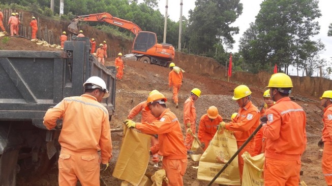 Điện lực miền Bắc ủng hộ đồng bào miền Trung 2 tỉ đồng