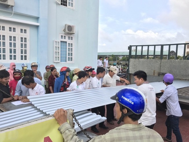 Hoa Sen tặng tôn cho người dân vùng bão lũ miền Trung