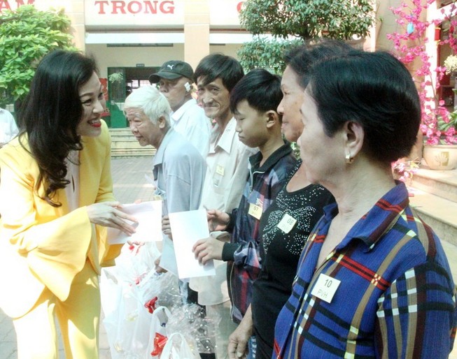 VWS trao 200 phần quà Tết đến người dân Bình Chánh