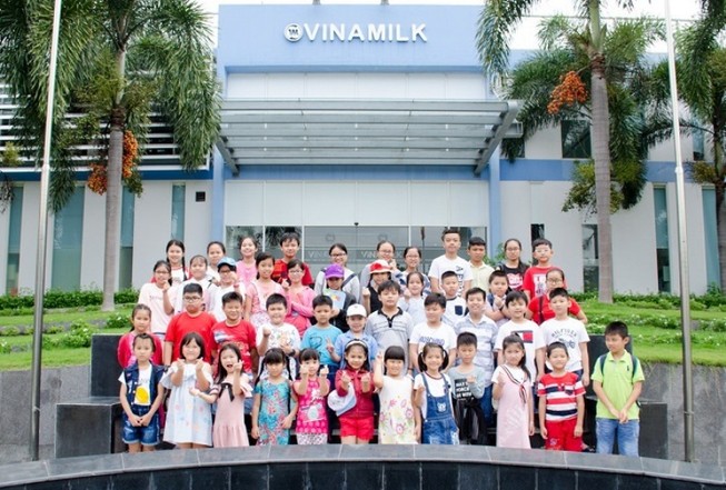 “Cùng con khám phá siêu Nhà máy sữa Vinamilk”