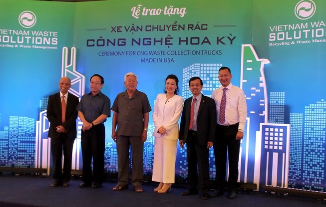 VWS tặng 6 xe chở rác của Mỹ cho TP.HCM, Long An, Kiên Giang