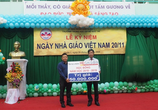 HD SAISON trao học bổng cho học sinh nghèo vượt khó