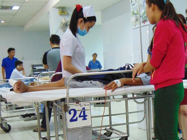 Khóc cười trong phòng cấp cứu: Bạn bè gặp nhau tại BV!