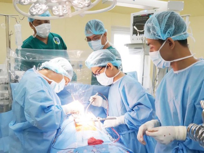 Cứu bệnh nhân bị đâm thủng tim, phổi