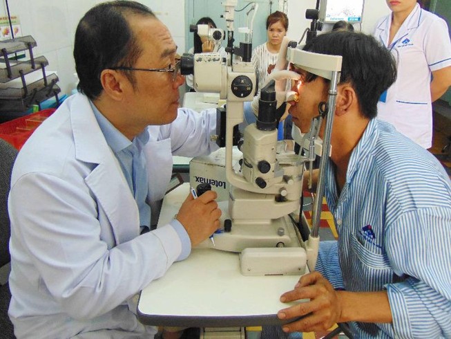 Bỏng mắt khi đang sửa bình ắc quy giúp hàng xóm