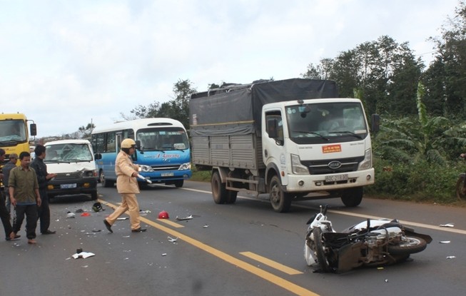 Va chạm với xe biển xanh, 2 cô giáo tử nạn