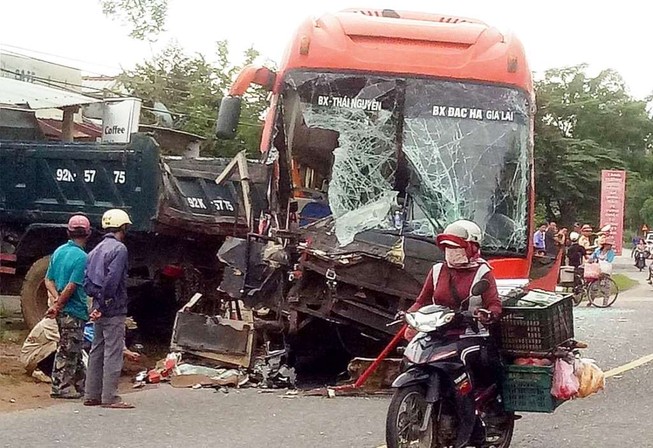 2 xe khách đối đầu, hàng chục hành khách kêu cứu