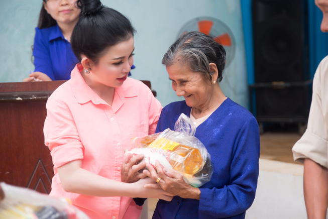 Hoa hậu Janny Thủy Trần về quê tặng quà Tết người nghèo