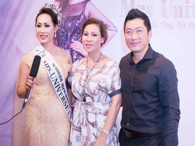 Diễn viên Kinh Quốc cùng vợ đại gia chúc mừng Hạnh Lê