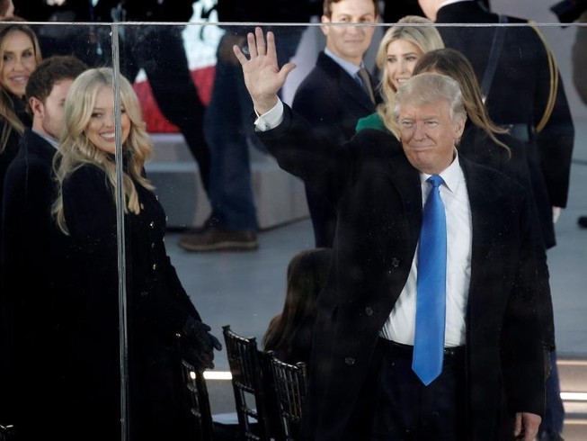 Nước Mỹ sắp có tổng thống mới, ông Trump đang làm gì?