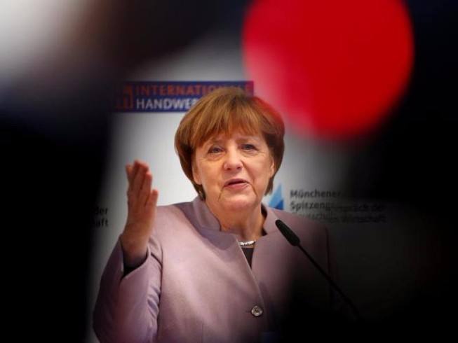 Ông Trump hoãn cuộc gặp với bà Merkel vì bão