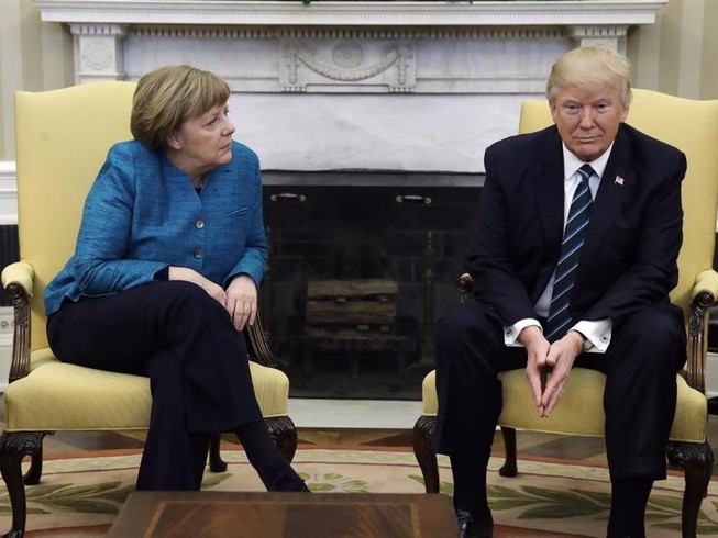Ông Trump không bắt tay bà Merkel là do không nghe thấy