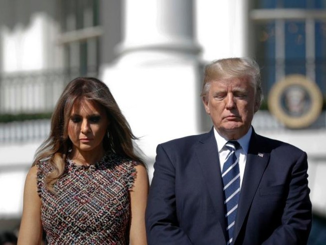 Xả súng Las Vegas, bão Puerto Rico gây khó ông Trump