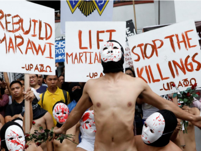 Philippines: Sinh viên khỏa thân biểu tình