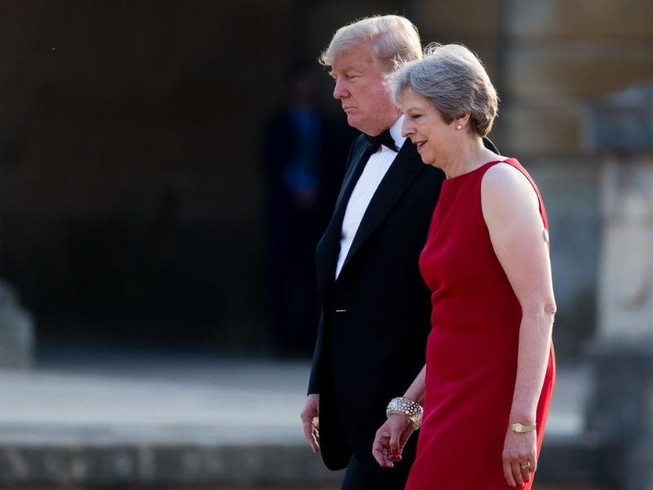Lần đầu tới Anh, ông Trump đã gây khó cho bà May