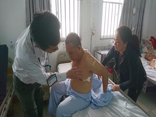 Bệnh nhân nhập viện kéo theo côn đồ đe dọa bác sĩ