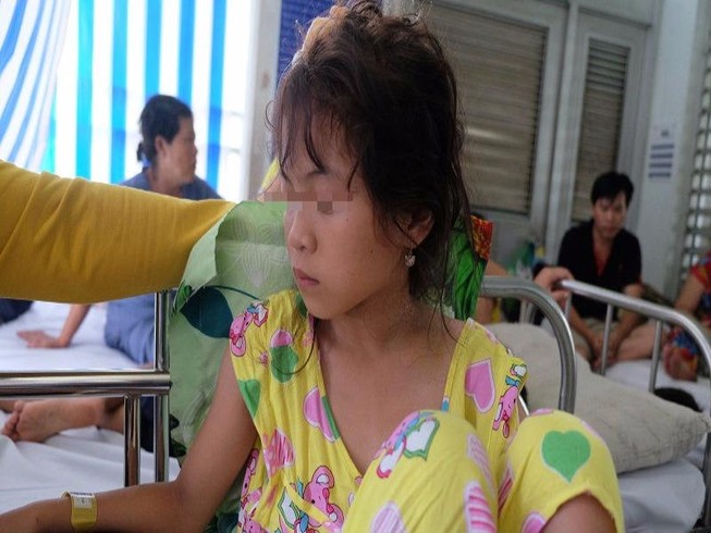 Bé gái 10 tuổi thất thần sau tai nạn mất 3 người thân