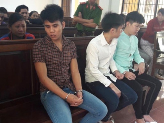 Cho là hỏi cắc cớ, côn đồ đánh bảo vệ trường thập tử
