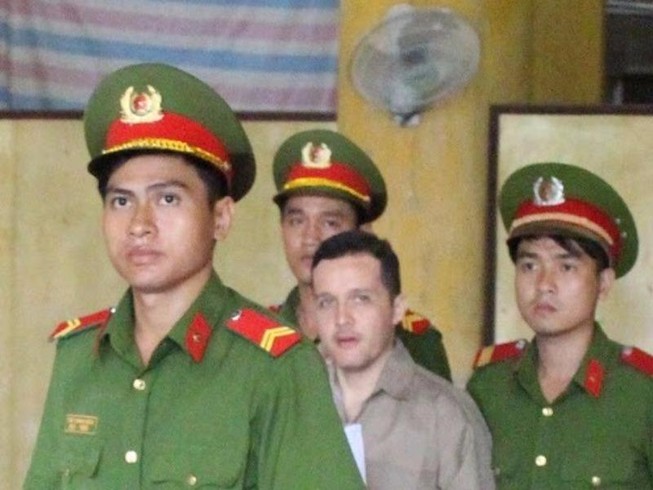 Thương nhân nước ngoài hầu tòa vì giả ngây 'làm ăn lớn'