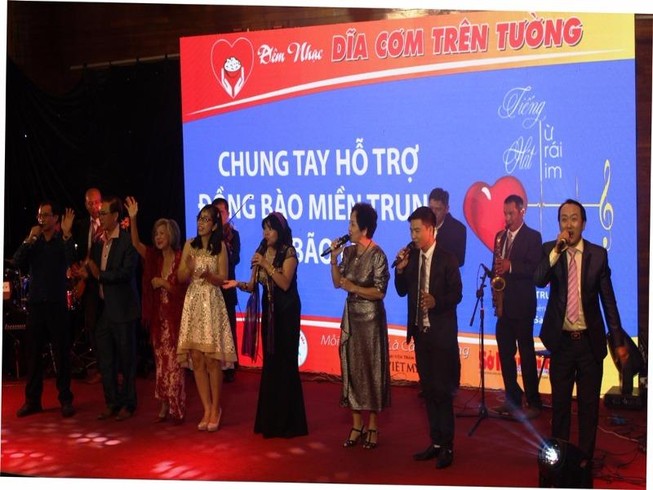 Bác sĩ hát để ủng hộ miền Trung sau bão dữ
