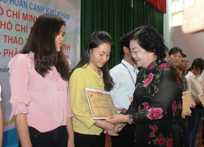 Quỹ học bổng Vừ A Dính trao 161 suất học bổng cho HS-SV