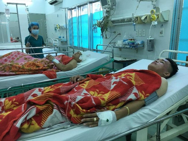 2 'hiệp sĩ' gắng chở nhau đến bệnh viện sau khi bị đâm