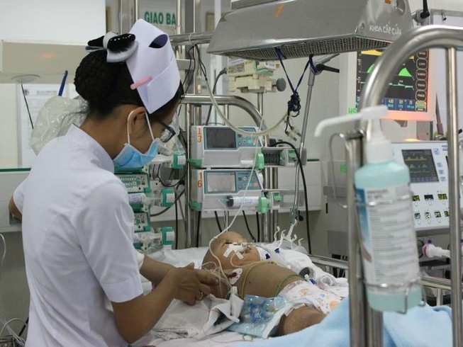 Bé 1 tuổi bị điện giật nguy kịch do vũng nước nhiễm điện