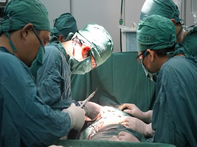 BS trò chuyện với thiếu nữ khi đang can thiệp mạch máu não