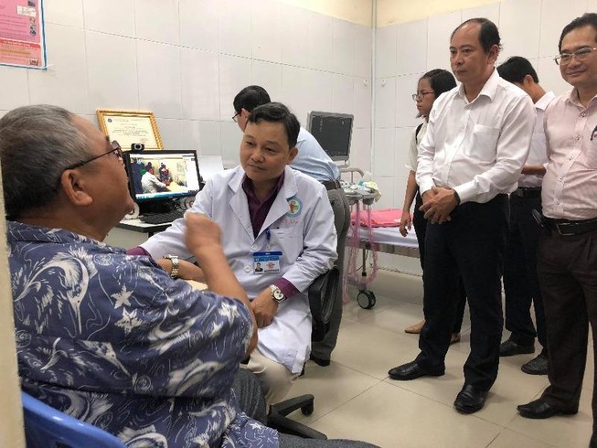Khám bệnh ở trạm y tế được hội chẩn bệnh với bác sĩ tuyến cuối