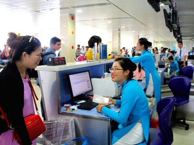 Các hãng bay đồng loạt tăng phí, giá